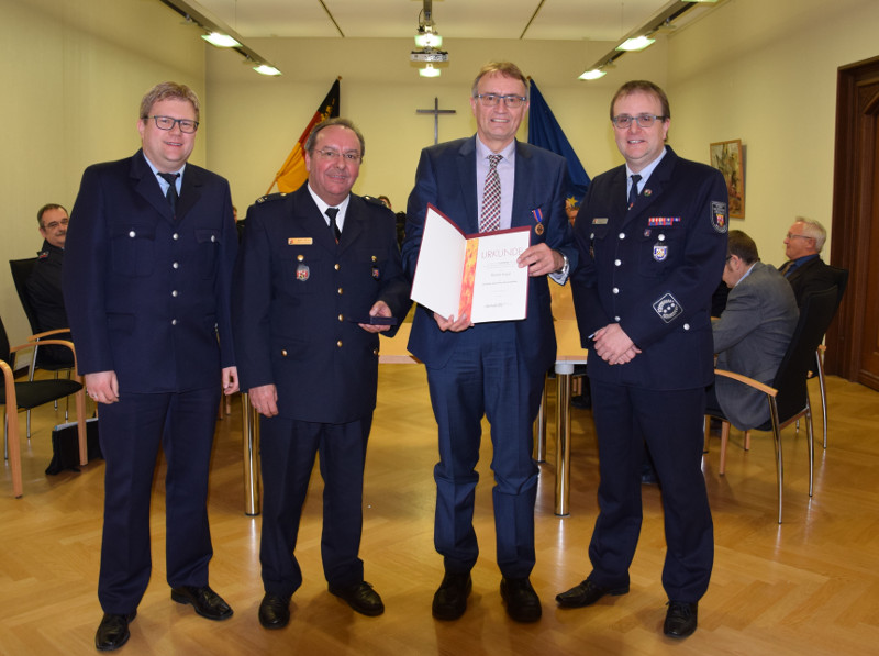 Landrat Kaul erhlt Deutsche Feuerwehr-Ehrenmedaille. Von links: Stellvertretender Kreisfeuerwehrinspekteur (KFI) Holger Kurz, KFI Werner Bcking, Landrat Rainer Kaul, Kreisfeuerwehrverbandsvorsitzender Dirk Elberskirch. Foto: Silke Lufer-Hermann