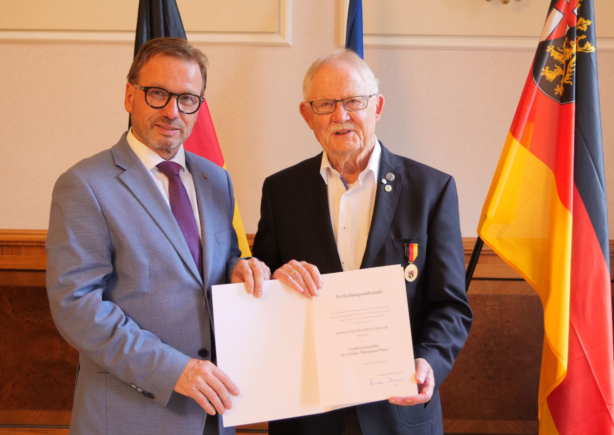 Werner Johann Keler (rechts) erhielt die Verdienstmedaille des Landes aus den Hnden von Wolfgang Treis, Prsident der Struktur- und Genehmigungsdirektion (SGD) Nord. (Foto: SGD Nord)