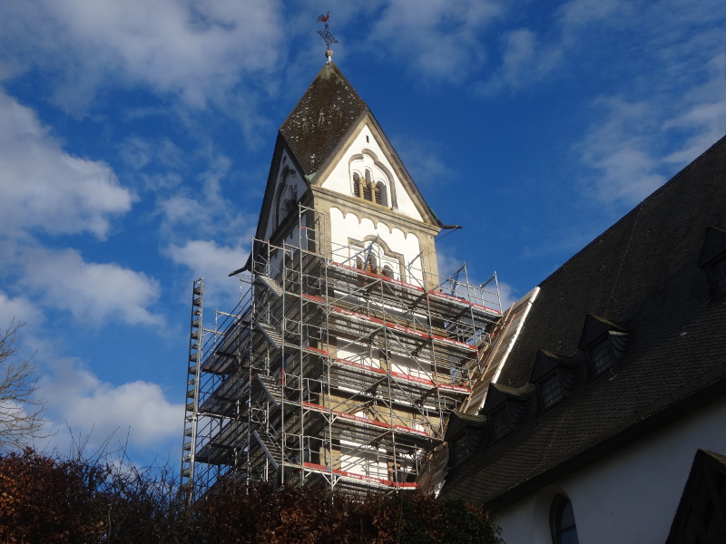 Der Niederbieberer Kirchturm wird zwecks Sanierung eingerstet. Foto: Kirchbauverein Niederbieber