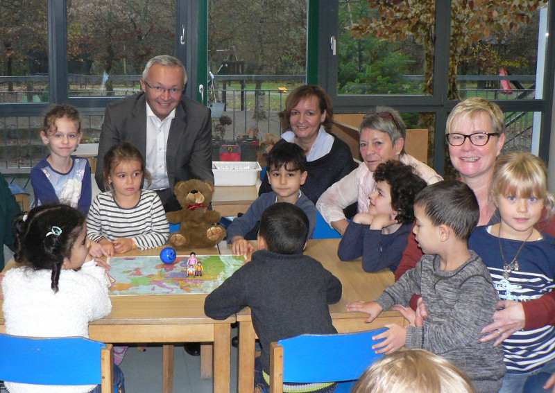 Lange von der Fachpraxis erwartet, liegt der Entwurf des neuen rheinland-pflzischen Kindertagesstttengesetzes nun als Kita-Zukunftsgesetz auf dem Tisch. "Praxistauglichkeit sieht anders aus", zieht Landrat Achim Hallerbach, hier beim Besuch einer Kita im Kreis Neuwied, sein Fazit. Foto KV Neuwied