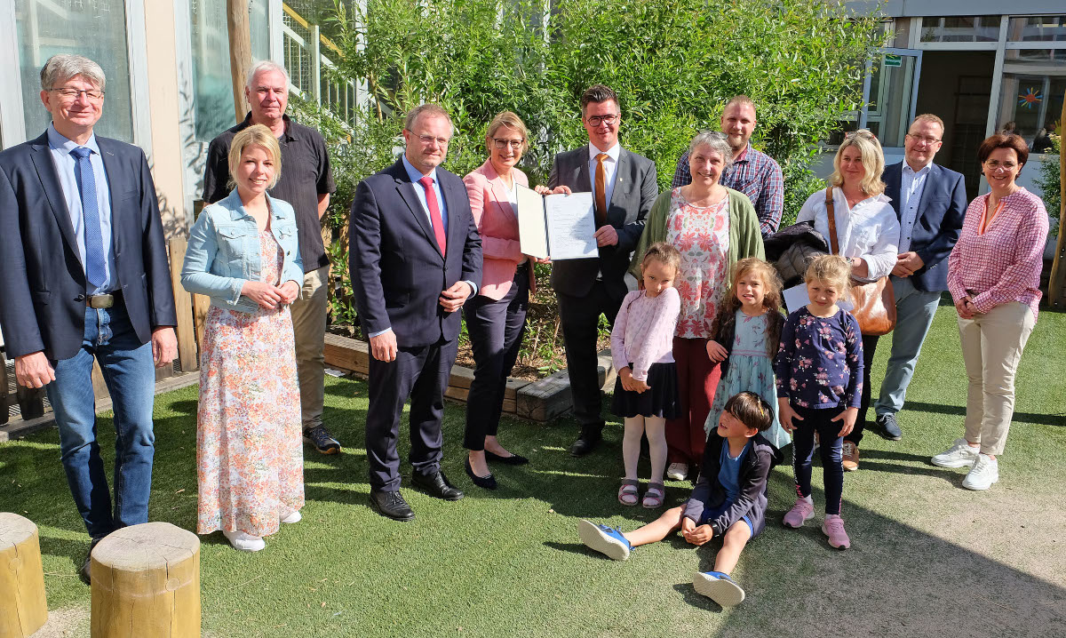 Bildungsministerin Dr. Stefanie Hubig hat der Kita Rommersdorf einen Besuch abgestattet und dabei der Stadt einen Frderbescheid ber 315.000 Euro berreicht, der fr den Ausbau der Kita eingesetzt wird. (Foto: Stadt Neuwied)