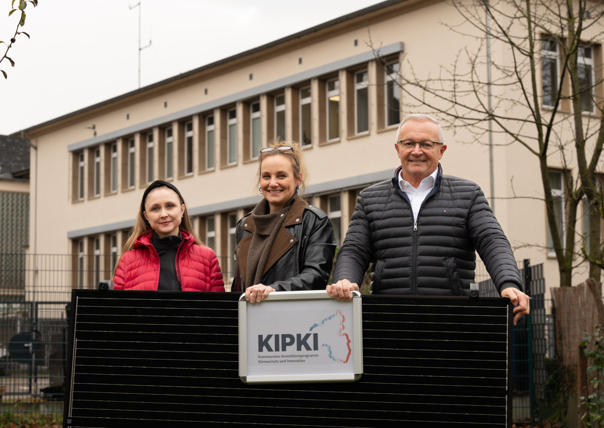 Gemeinsam mit Janine Sieben, Klimaschutzmanagerin des Landkreises (Mitte), Klimawandelanpassungsmanagerin Angelina Zahn und dem Immobilienmanagement der Kreisverwaltung setzt sich Landrat Achim Hallerbach fr die Nutzung regenerativer Energien auch im Landkreis Neuwied ein. (Foto: Martin Boden / Kreisverwaltung Neuwied)