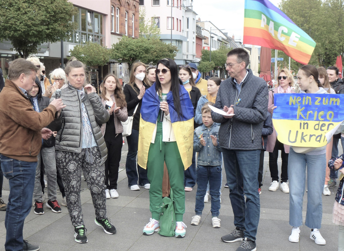 Neuwieder trafen sich auf dem Luisenplatz zur Kundgebung gegen den Ukraine-Krieg. Fotos: Jrgen Grab