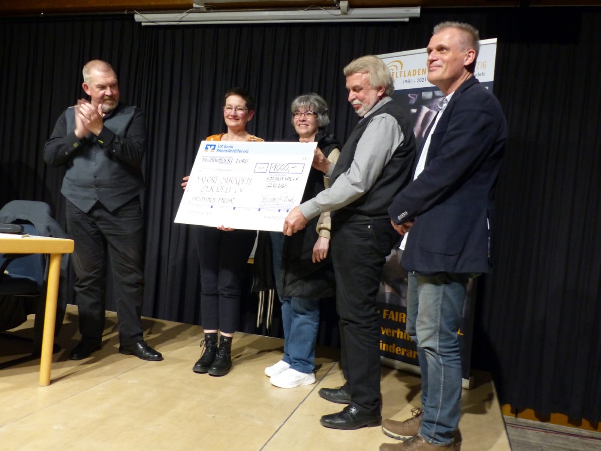 Dietmar Br schttelte jedem persnlich die Hand und bedankte sich fr das Engagement des Vereins Eine-Welt Linz e.V. Von links: Dietmar Br, Annette Frster, Jutta Dietrich, A.-Peter Gillrath, Andreas Mnig (Fotos: Weltladen Remagen-Sinzig)