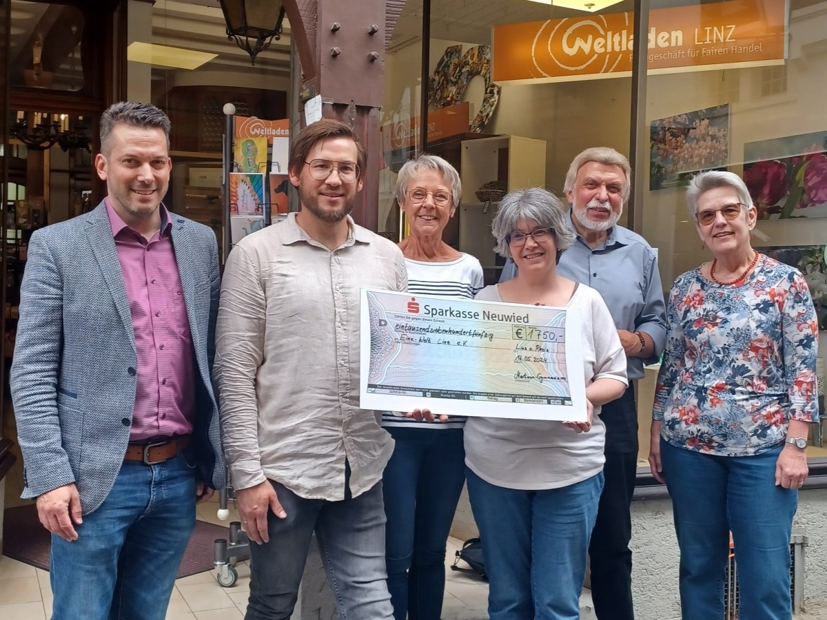 Ralf Weienfels und Tobias Lehmann vom Martinus-Gymnasium, Vorstandsmitglied Britta Tokarz, stellvertretende Vorsitzende Jutta Dietrich, Vorsitzender A.-Peter Gillrath und Ulrike Wei vom Frderverein des Martinus-Gymnasiums bei der Spendenbergabe (Foto: Hans-Joachim Schmitz)