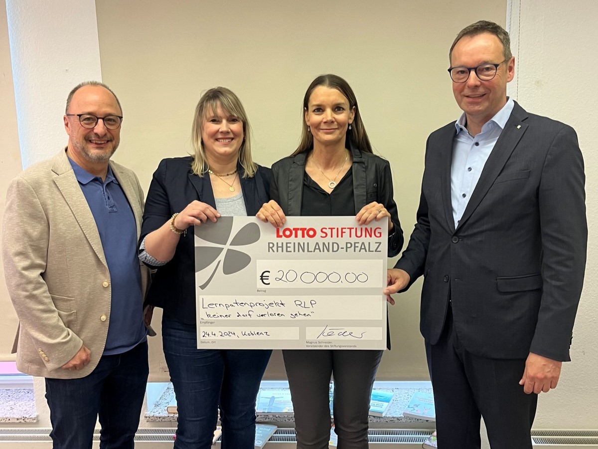 Bildungschancen verbessern: Lotto-Stiftung spendet 20.000 Euro fr Lernpatenprojekt"