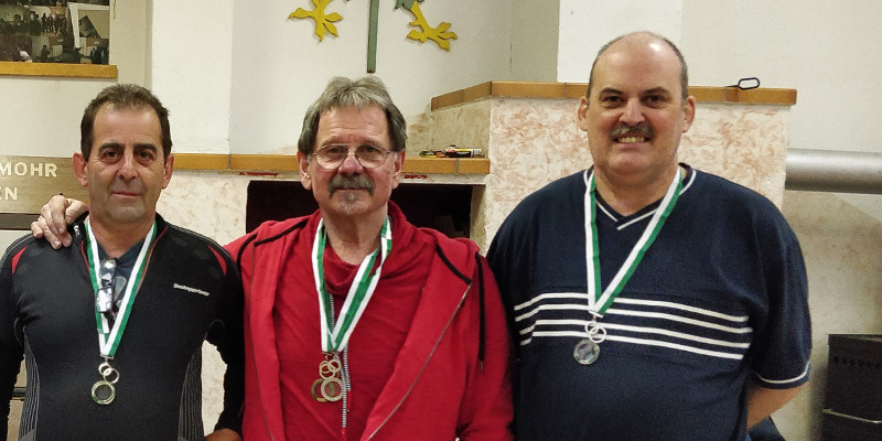 Die erfolgreiche Neuwieder Mannschaft bei der Siegerehrung der LVM in Mayen-Hausen mit (von links) Horst Nkel, Wido Kopper und Hans-Peter Bahl. Foto: Hans Hartenfels
