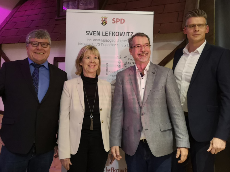 SPD-Landtagsabgeordneter Sven Lefkowitz (zweiter von rechts) diskutierte gemeinsam mit Michael Mahlert und Staatsministerin Doris Ahnen (beide links) sowie Daniel Weingart  Baugenossenschaft Rhein-Lahn eG (rechts) ber die Mglichkeiten zum Ausbau sozialen und bezahlbaren Wohnraums. Foto: Veranstalter
