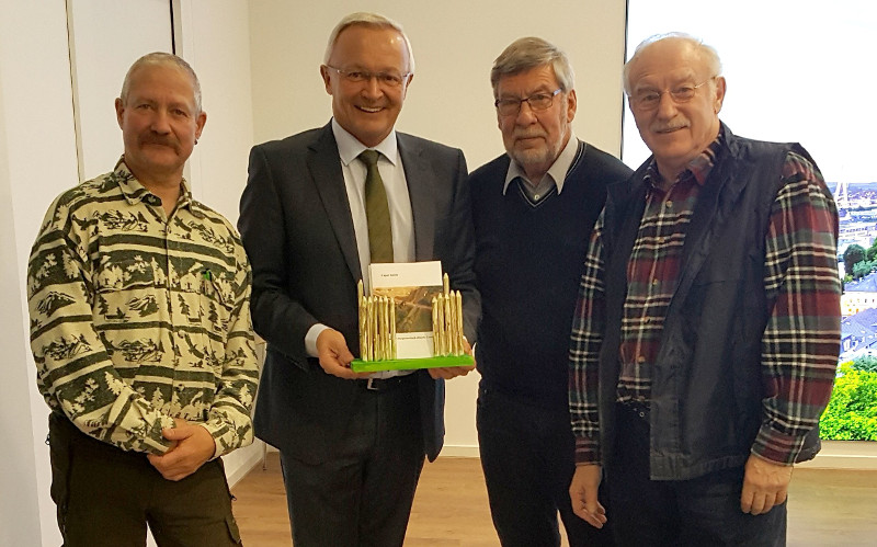 Drei Mitglieder der rmischen Cohorte XXVI, der Centurio Reinhold Kpper, der Auxiliar Joachim Bervar und der Veteran Manfred (Limes) Mller statteten Landrat Achim Hallerbach einen Besuch ab. Im Gepck" hatten die Drei ein von Manfred Mller hergestelltes Modell eines Limesdurchganges. Foto: Privat