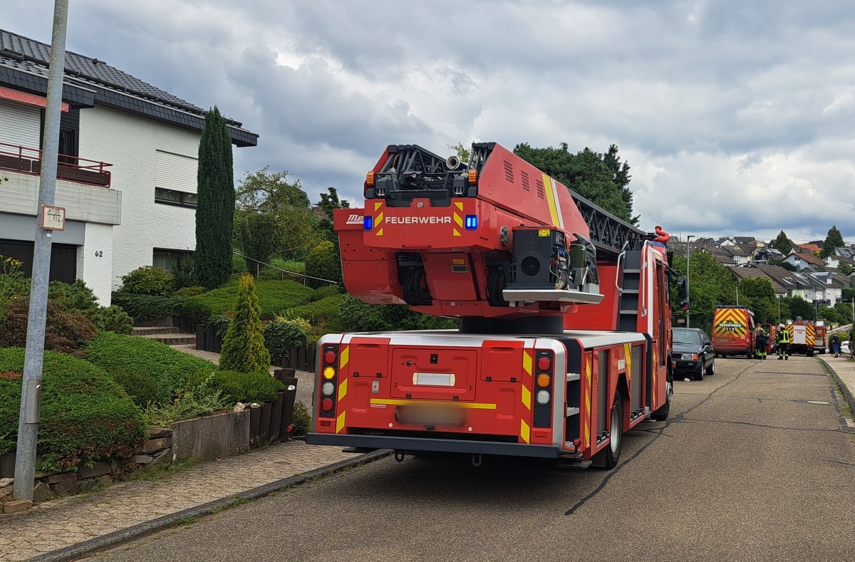 Feuerwehr der Verbandsgemeinde Rengsdorf-Waldbreitbach lscht Kellerbrand in Melsbach erfolgreich