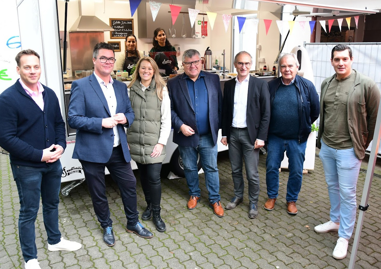 Zum Abschluss ihrer Gesprche im Projekt "MOEWE" statteten Peter Jung (2.v.l.) und Michael Mahlert (4.v.l.) dem neuen GFBI-Projekt "Foodtrailer" noch einen Besuch ab. (Foto: Privat)