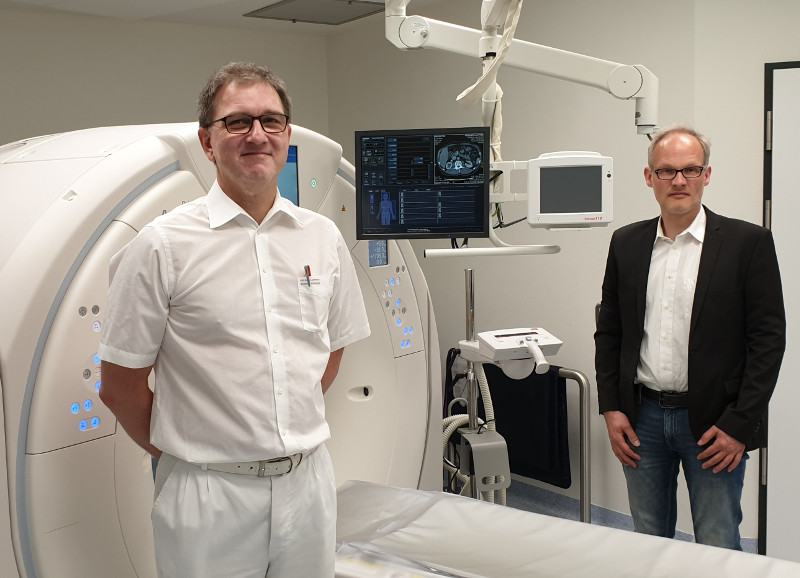 Modernste Technik zum Wohle aller: PD Dr. Gtz Lutterbey (links) und der rztliche Direktor Prof. Dr. Christof Schenkel-Hger mit dem neuen Computertomographen. Foto: Marienhaus Klinikum
