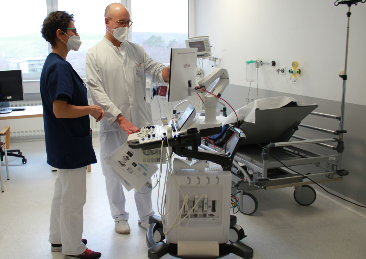 Dr. Heike Kornemann, rztliche Leiterin Zentrale Notaufnahme und Dr. Thomas Lepping, rztlicher Direktor im Marienhaus Klinikum im Kreis Ahrweiler freuen sich das neue Arbeitszeitmodell "rzteTeam+" gemeinsam mit den Kolleginnen und Kollegen aus dem Marienhaus Klinikum St. Elisabeth Neuwied zu starten. (Foto: Marienhaus-Gruppe)