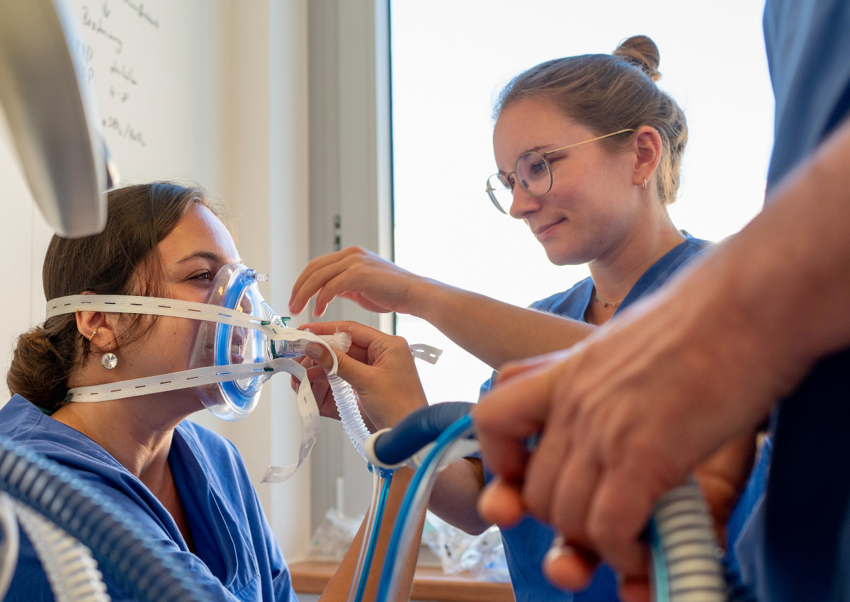 Teil des Programms: Ein Besuch auf der Intensivstation des Franziskus-Krankenhauses in Linz. Inklusive "Hands-on-Workshop" mit dem Beatmungsgert. (Foto: Martin Boden, Kreisverwaltung Neuwied)