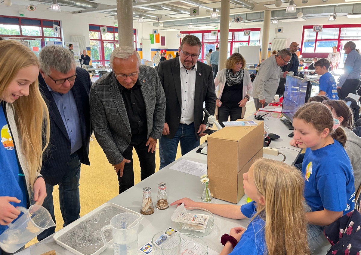 Die Schler wussten mit ihren Projekten zu berzeugen: Landrat Achim Hallerbach und Kreisbeigeordneten Michael Mahlert waren beim Rundgang beeindruckt. (Foto: KV Neuwied) 
