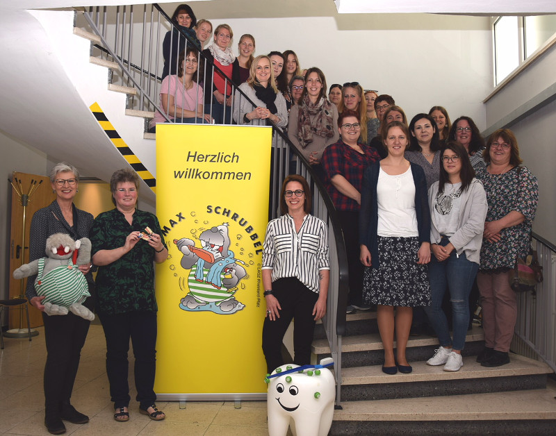 von links: Regina Jungbluth (AGZ), Lioba Schlee-Tullius (Referentin), Sabrina Linnig (AGZ) mit den Teilnehmerinnen des Workshops Der Mund  das Tor zum Krper im Gesundheitsamt Neuwied. Foto: Privat
