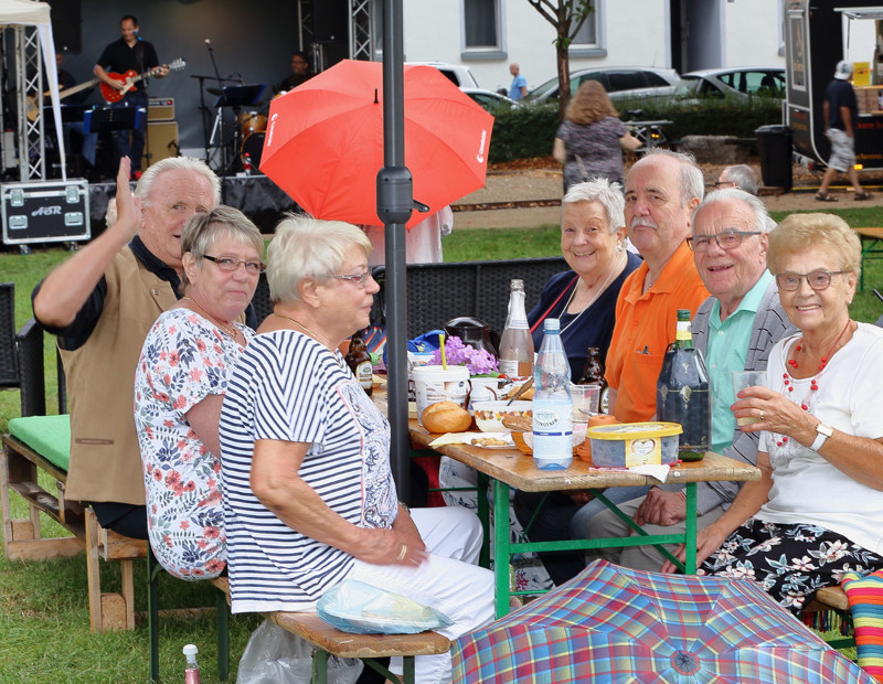 Trotz Nieselregen: 120 Gste haben Spa beim Musikpicknick