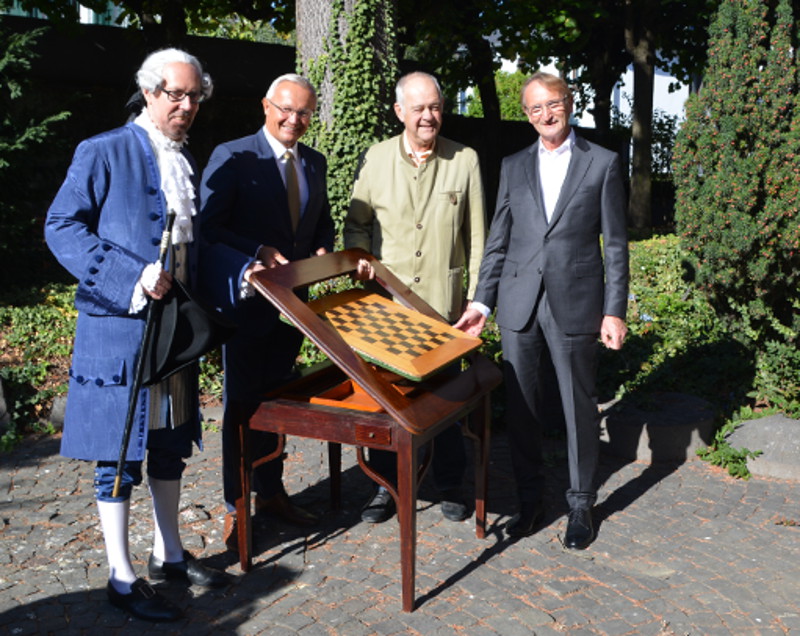 Spieltisch als Jubilumsgeschenk fr das Roentgen-Museum