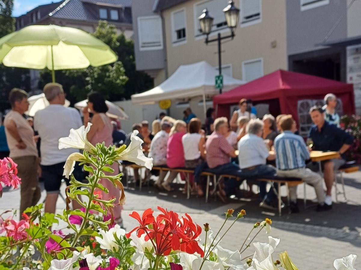 Seit Mai schlemmen die Neuwieder einmal im Monat gemeinsam vor dem Historischen Rathaus. (Foto: Stadt Neuwied/Melina Manns)