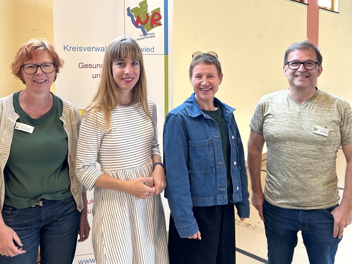 Rita Hoffmann-Roth (Gesundheitsamt Neuwied), Annika Kersting von der Landeszentrale fr Gesundheitsfrderung Rheinland-Pfalz (LZG), Simone Bopp Dozentin der "Landesvereinigung lndliche Erwachsenenbildung", und Gerhard Wermter (Gesundheitsamt Neuwied) freuten sich ber die erfolgreiche Ausbildung von 22 ehrenamtlichen Bewegungsbegleitern. (Foto: Larissa Rieken)