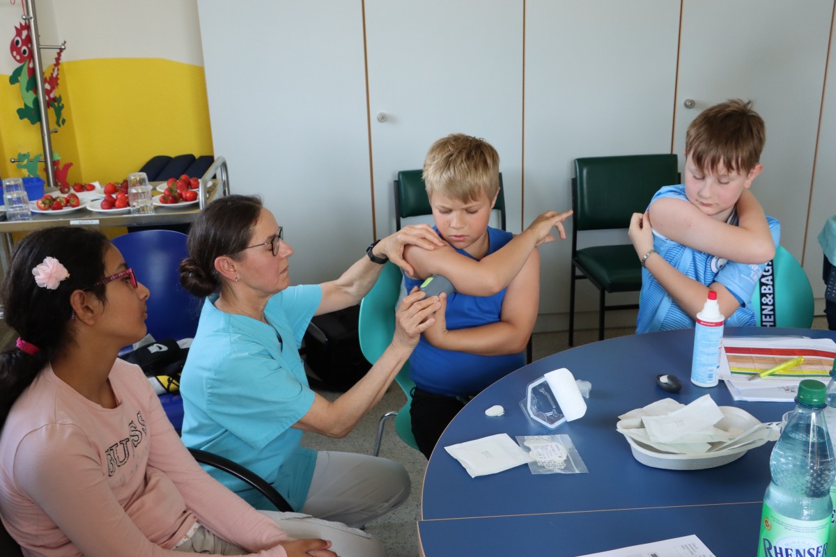 Bei der Schulung zeigt die Gesundheits- und Kinderkrankenpflegerin und Diabetesberaterin (DDG) Daniela Kondic den Kindern, wie sie selbststndig den Sensor wechseln. (Foto: Andrea Schulze)