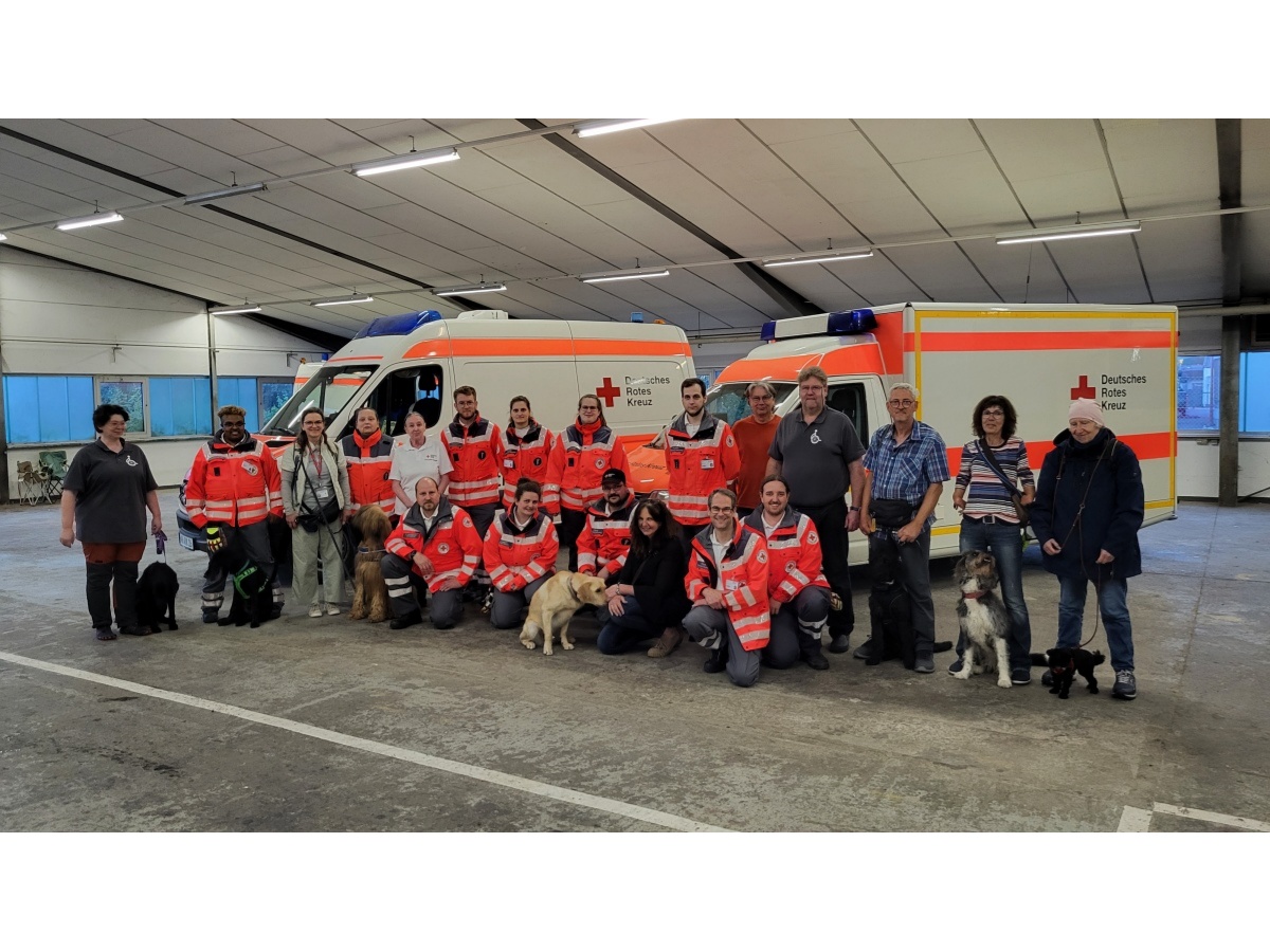 Mitglieder des DRK-Ortsvereins Neuwied, der Schnelleinsatzgruppe Betreuung des Kreises Neuwied und der Assistenzhunde "Helfende Pfoten" gGmbh am gemeinsamen bungsabend. (Fotos: DRK-Ortsverein Neuwied e.V.)