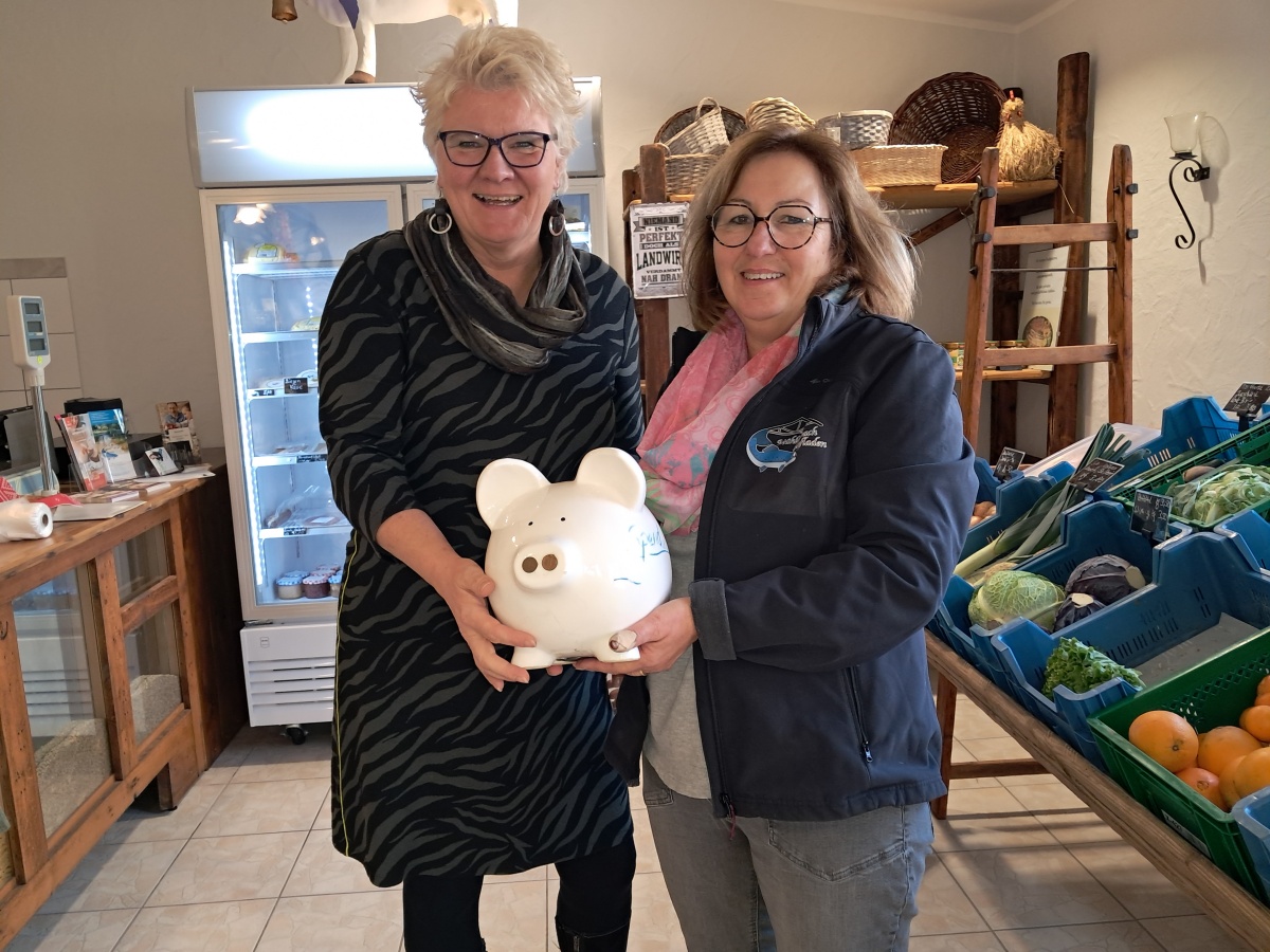 Beate Christ vom Hospizverein Neuwied und Gabi Engels bei der Spendenbergabe. (Foto: Uwe Engels)