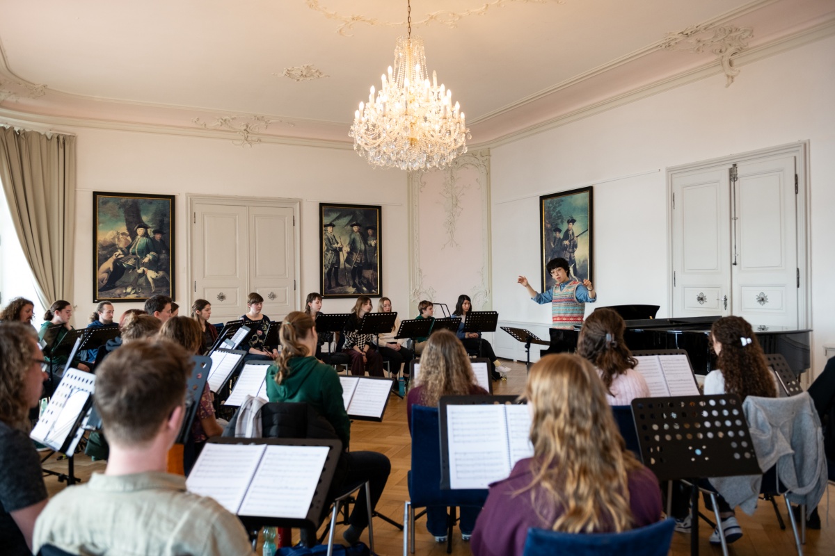 Der "LandesJugendChor" bereitet sich in der Landesmusikakademie Engers auf seine Konzerte auf (Foto: Laura Brichta)