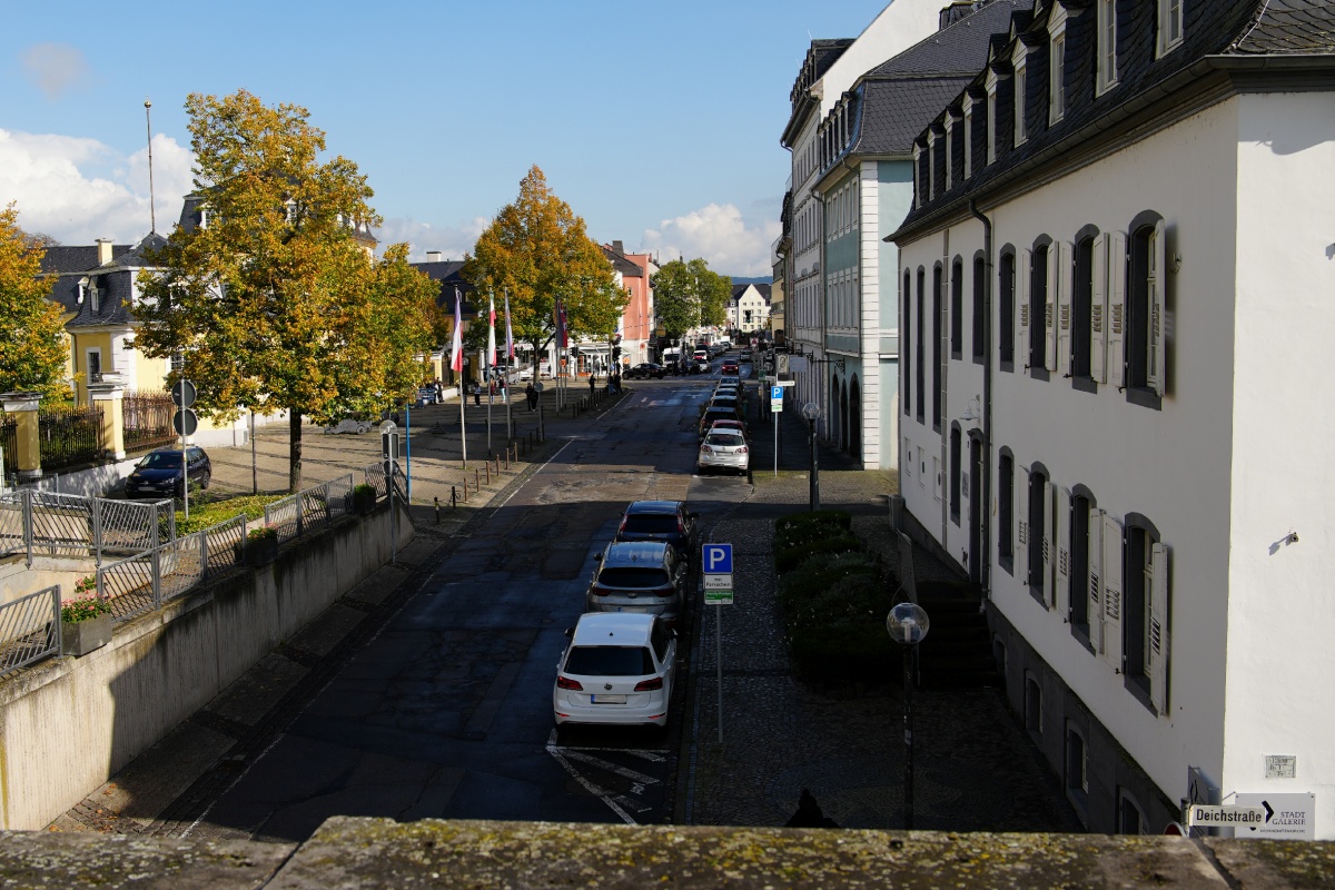 Noch im Oktober werden die Arbeiten am eigentlich letzten Bauabschnitt in der Schlostrae zwischen der Elfriede-Seppi-Strae/Kirchstrae und der Deichstrae beginnen. (Foto: Stadt Neuwied/ Felix Banaski)