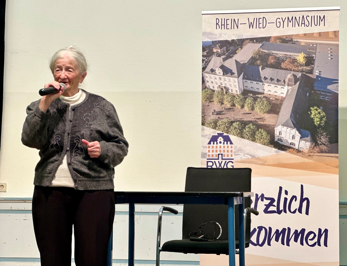 Henriette Kretz beeindruckte die chler des Rhein-Wied- und des Werner-Heisenberg-Gymnasiums mit der Erzhlung ihrer Kindheitsgeschichte. (Fotos: Fotos: Stadt Neuwied/Ulf Steffenfauseweh)