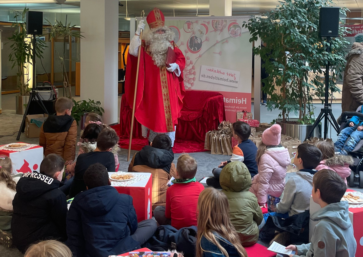 Der Nikolaus war bei der Sparkasse zu Gast. (Foto: Sparkasse Neuwied)