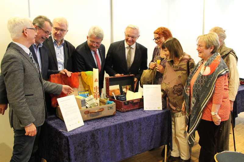 Landrat Achim Hallerbach (Mitte) mit Organisatoren und Besuchern der Ausstellung. Er zeigte sich beeindruckt von dem, was die Menschen in ihre Koffer und Taschen gepackt hatten. Foto: Hospizverein
