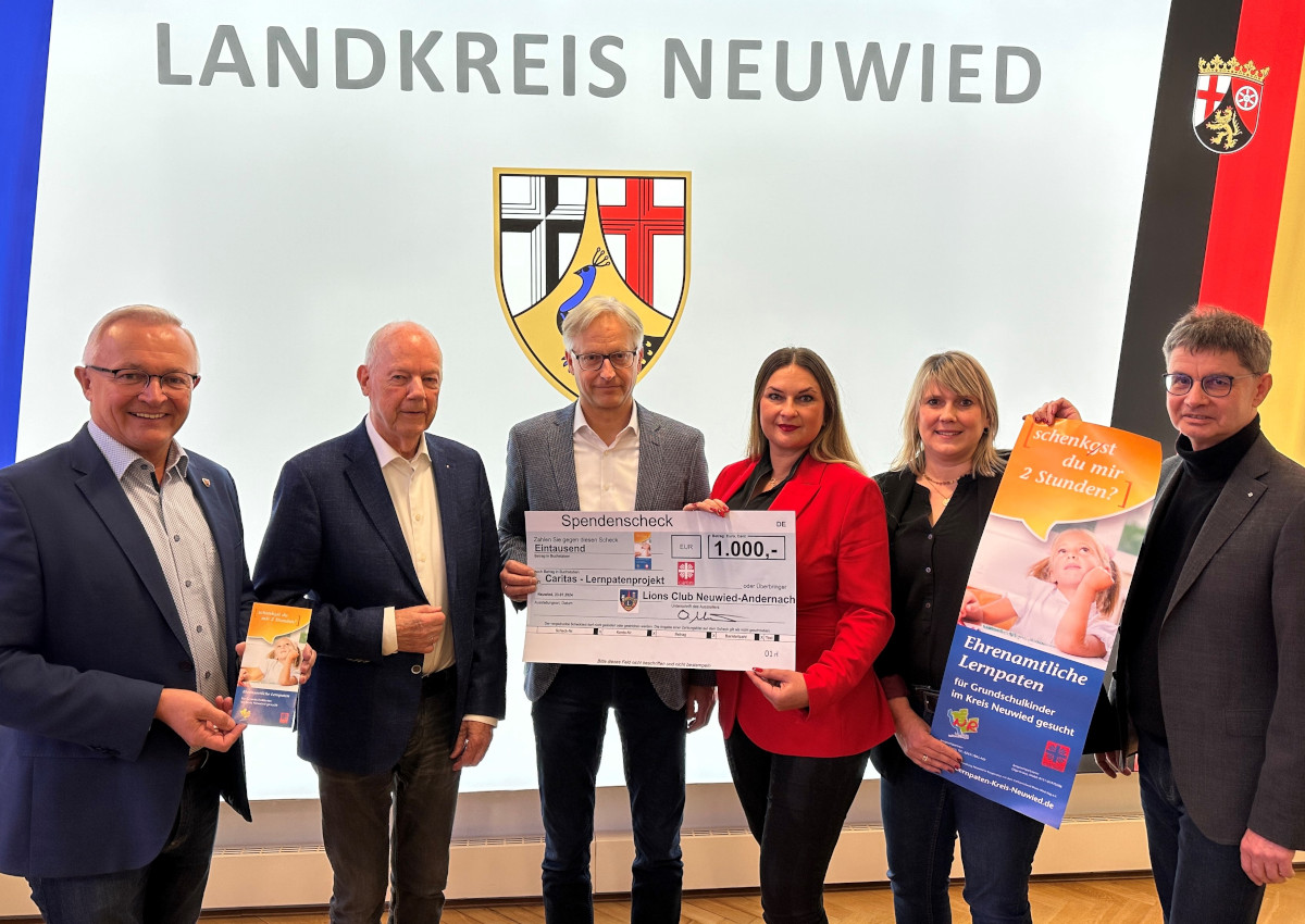 Landrat Achim Hallerbach freute sich ber die Spende des Lions-Club Neuwied-Andernach mit Wolfgang Sulzbacher und Prsident Oliver Mhmel ebenso wie Olga Scott (Caritasverband Neuwied), Simone Hhner (Kreisjugendpflege) und Jrgen Ulrich (Leiter Kreisjugendamt Neuwied). (Foto: Thomas Herschbach)