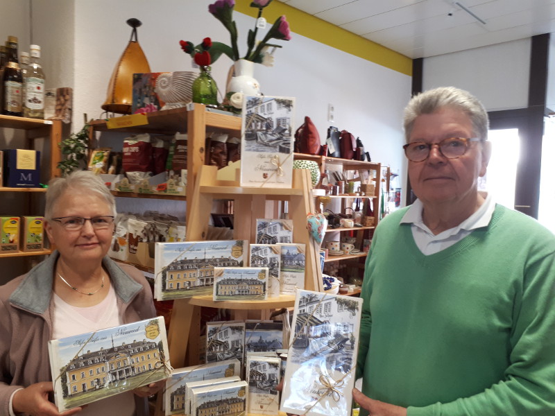 Theresia Knieke und Rainer Kunze halten die Pralinen nach der Sommerpause schon in Hnden. Foto: Christian Schultze