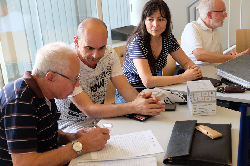 Die RLI-Experten in Gesprchen mit Ratsuchenden. Foto: Pressebro Neuwied