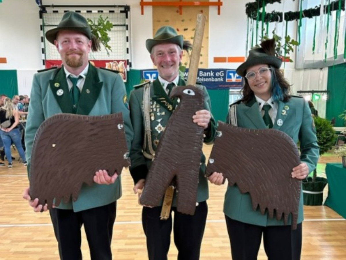 Alexander Reusing, 2. Ritter, Knig Marcus Bischoffberger und Leo Koch, 1. Ritterin (Fotos: Marvin Lindenlauf)