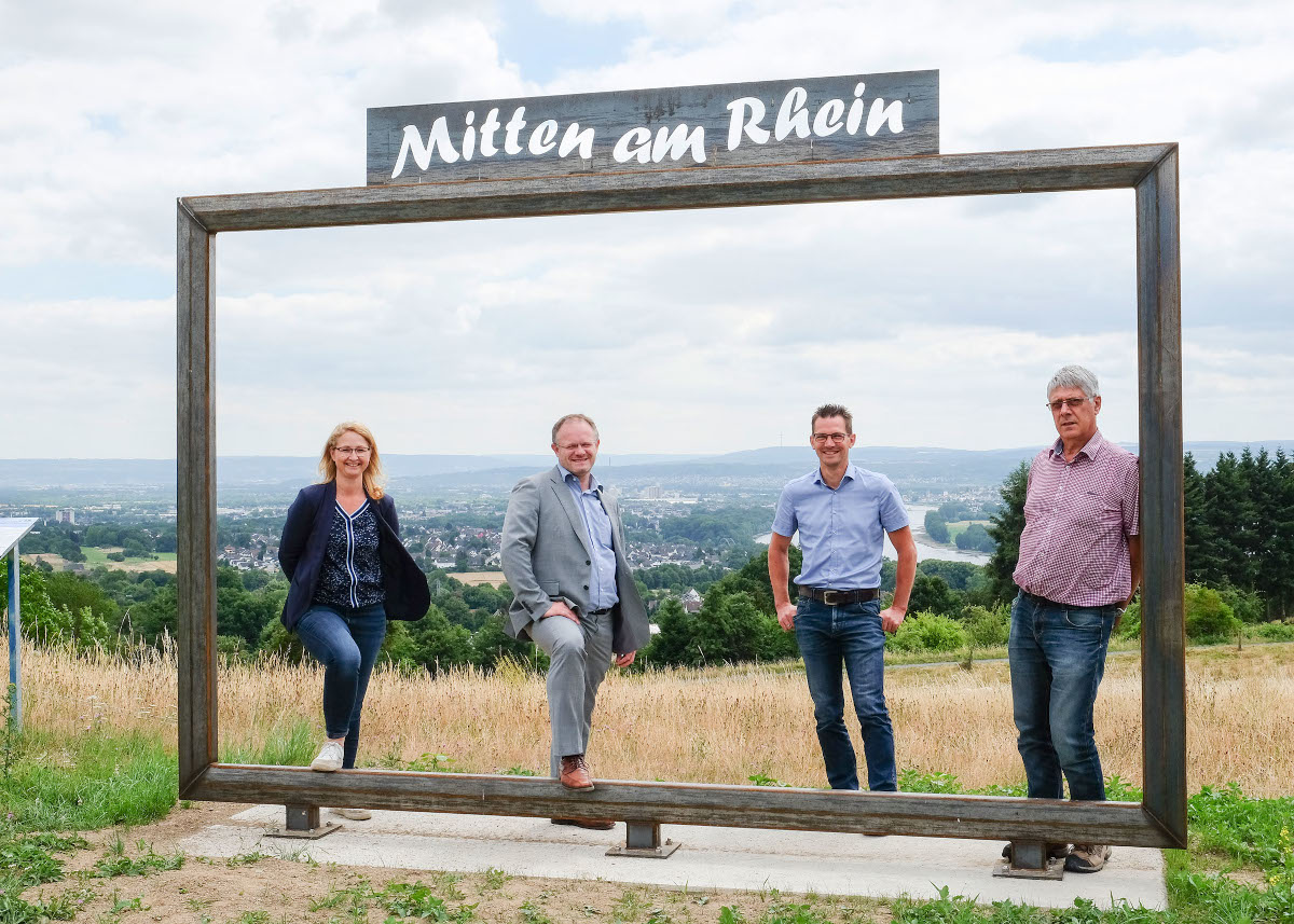 Touristik-Spezialistin Julia Kloos-Wieland und Oberbrgermeister Jan Einig posierten gemeinsam mit Kay Brhl und Armin Brz (von links) vom stdtischen Tiefbauamt in dem neuen Bilderrahmen am Rastplatz Alter Sportplatz Wollendorf. (Foto: Stadt Neuwied)