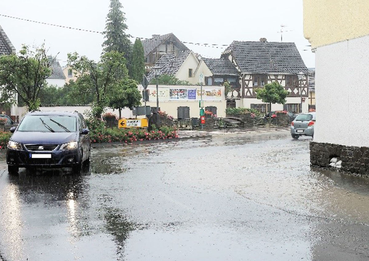 Vor allem tief gelegene Stellen wie die Hauptstrae in Oberbieber stehen schnell unter Wasser, weil das Kanalnetz die Wassermassen nicht fassen kann. (Foto: Stadt Neuwied)