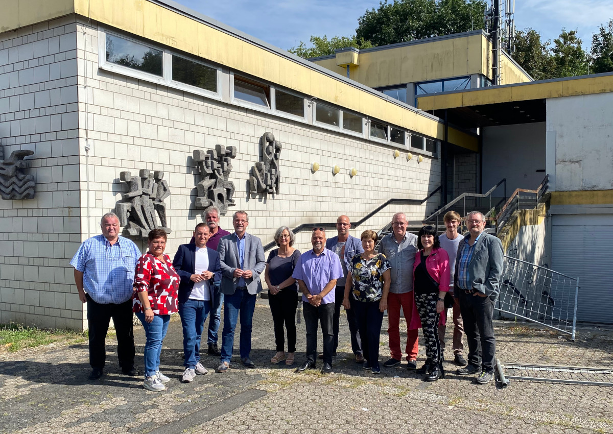 Vor dem Eingang der Heimbacher Sport- und Festhalle machten sich Vertreter der SPD Neuwied erneut einen Eindruck von dem schlechten Allgemeinzustand. Sie hoffen auf gute Entwicklungen fr einen knftigen Schulstandort. (Foto: SPD Stadtratsfraktion Neuwied)