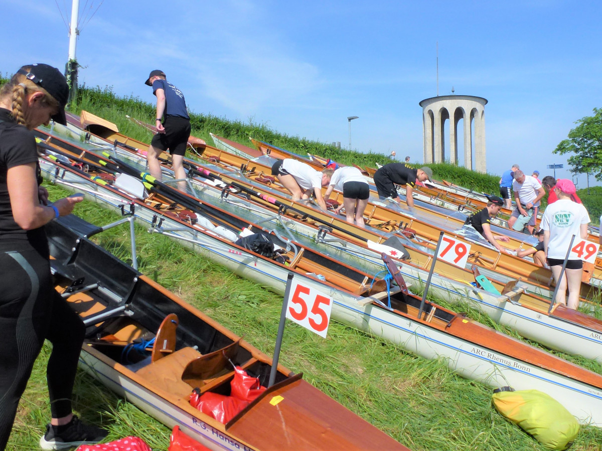 Auch zwei Boote der Neuwieder Rudergesellschaft sowie fnf vom GTRVN (Gymnasial-Turn- und Ruder-Verein Neuwied ) waren beim Start fr die 45-Kilometer-Strecke mit dabei
(Fotos: Jrgen Grab)