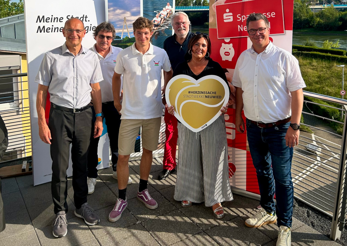 Von links: Gerhard Grn (Sparkasse Neuwied), Christoph Grzembke (GTRVN), Linus David (GTRVN), Dr. Bernhard Reuther (Frderkreis des GTRVN), Andrea Haupt (Stadtwerke Neuwied) und Brgermeister Peter Jung. (Foto: GTRVN/Stefan Kunz)