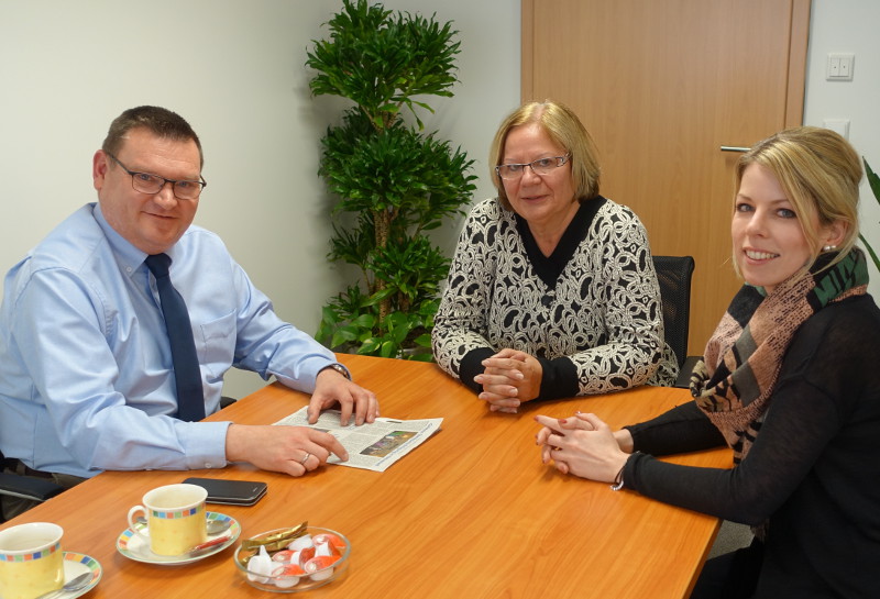 Gegenber Lana Horstmann (r.) und Ingrid Ely-Herbst betonte Stefan Herschbach das grundstzliche Interesse der SWN an greren Flchen, um Photovoltaikanlagen zu installieren. So ist man auch mit dem Immobilienmanagement der Stadt bereits die ersten Schritte fr eine PV-Anlage auf dem Dach der Friedrich-Ebert-Grundschule gegangen. Foto: SWN