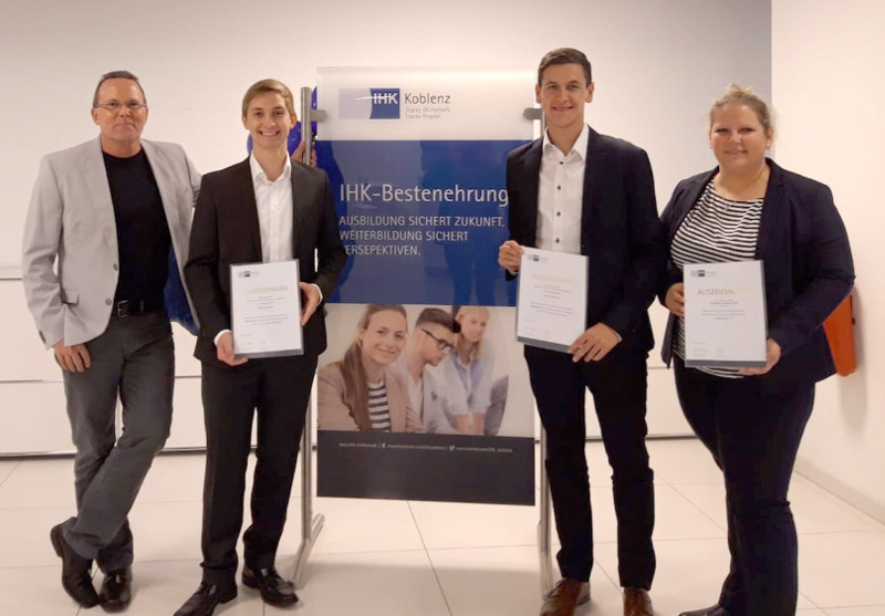 Personalchef Dirk Reuschenbach (l.) und Ausbilderin Sarah Schmitz (r.) sind stolz auf die sehr guten Ergebnisse von Niko Kreis und Marc Heler, die mit den Besten im Kammerbezirk der IHK geehrt wurden. Foto: SWN
