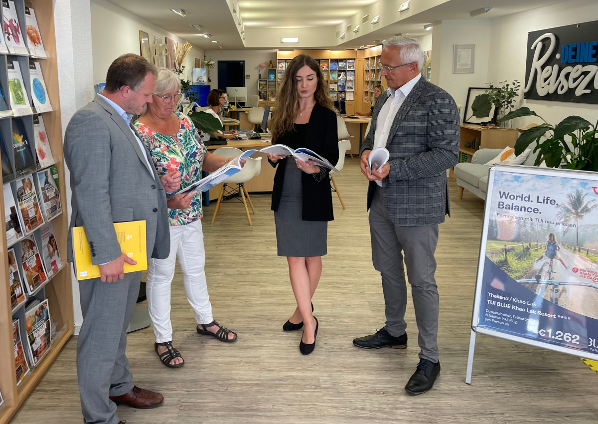 Oberbrgermeister Jan Einig (links) und Landrat Achim Hallerbach (rechts) bei Geschftsfhrerin Birgit Lenz (2. von links) und Broleiterin Anya Richert.