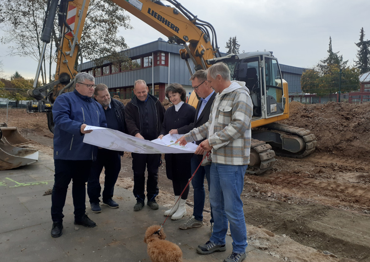 Kreis-Beigeordneter Michael Mahlert (Links) machte sich ein Bild vom Fortgang der Arbeiten. (Foto: KV Neuwied)