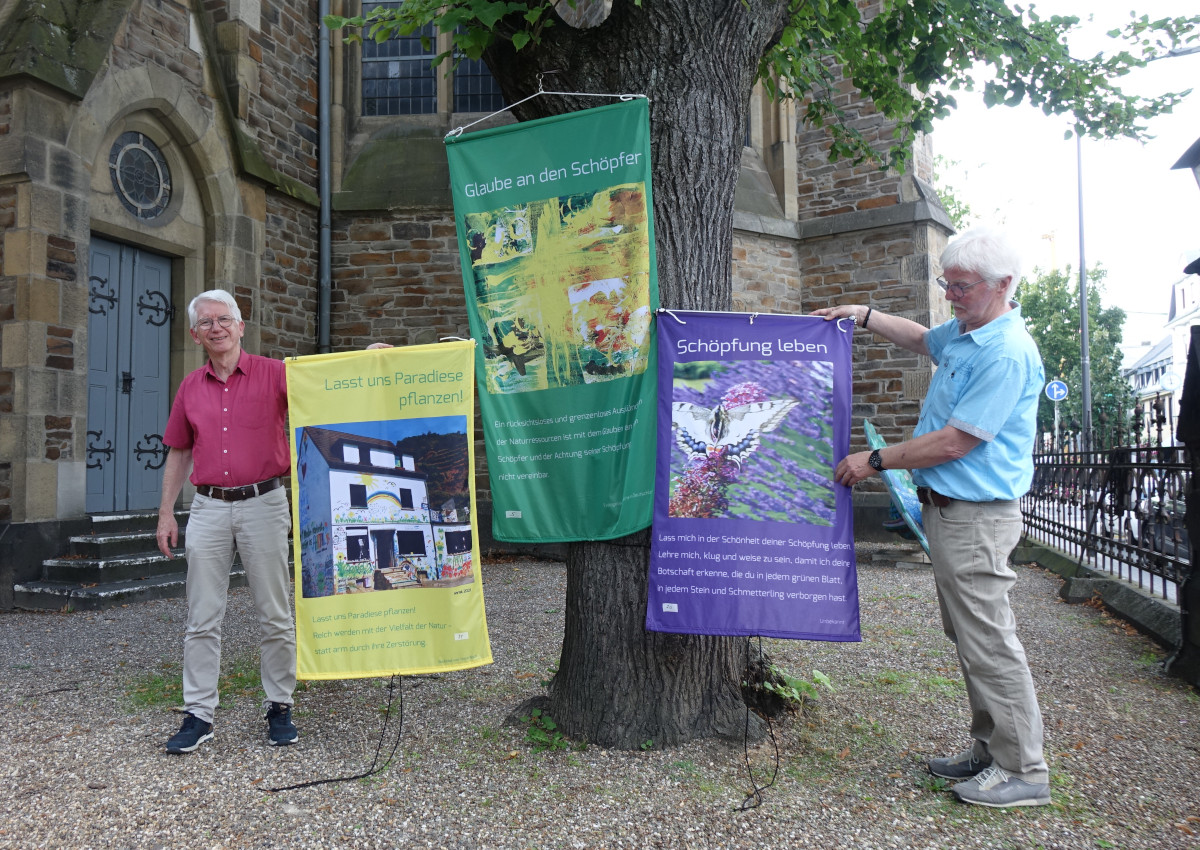 Pfarrer i.R. Werner Zupp und Friedhelm Kurtenbach prsentieren das Konzept fr den Schpfungspfad. (Foto: Jrgen Grab)