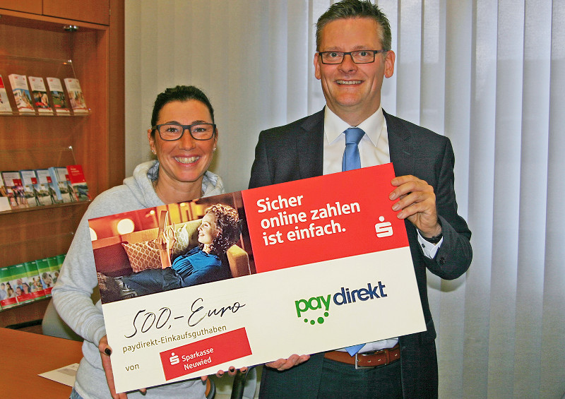 Sparkasse Neuwied gratuliert glcklicher Gewinnerin 