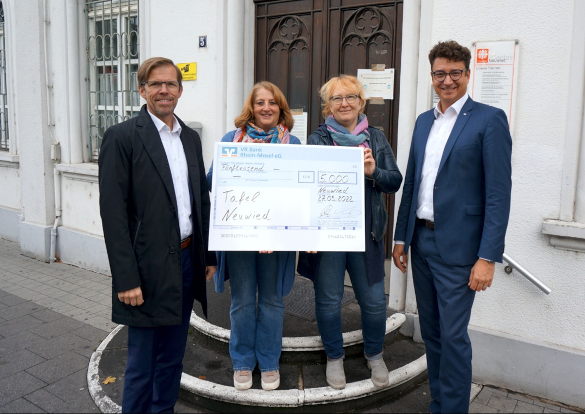 Vorstand Michael C. Kuch (links) und der Bereichsleiter Regionalmarkt Rhein der VR Bank, Christian Kehr (rechts), haben eine Spende in Hhe von 5.000 EUR an die Verantwortlichen der Neuwieder Tafel bergeben. (Foto: VR Bank Rhein-Mosel)