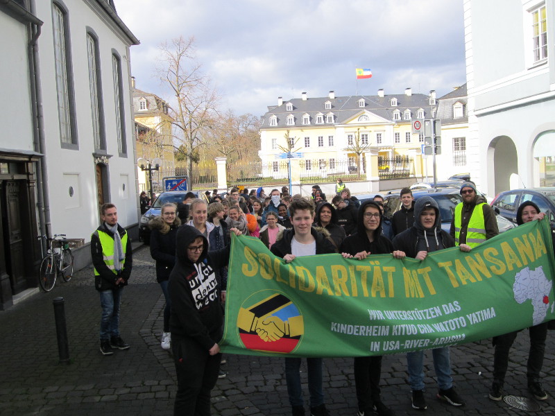 Mit dem Plakat voran ging es von Feldkirchen in die Innenstadt fr
den guten Zweck. Foto: fh
