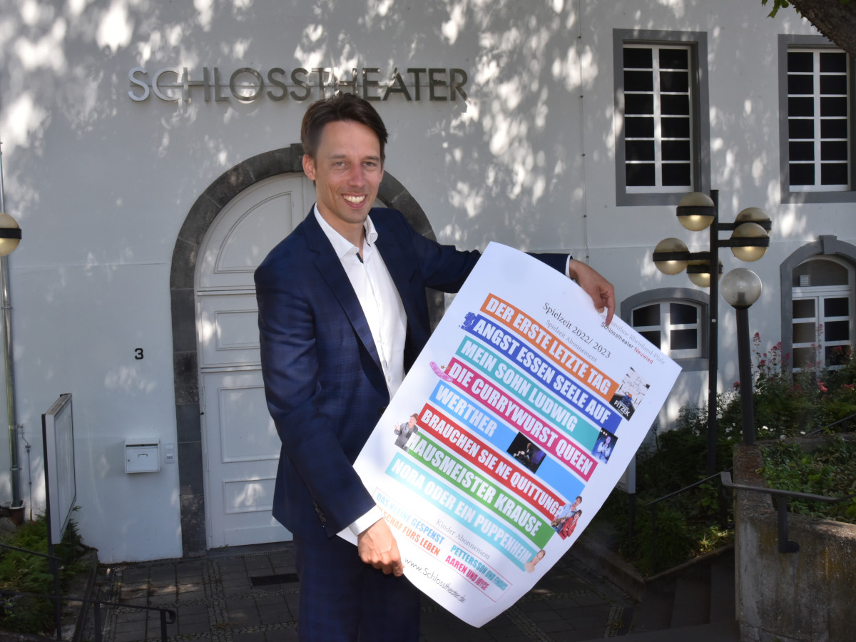 Intendant Lajos Wenzel stellt den neuen Spielplan 2022/2023 mit Urauffhrungen, viel Musik und prominenten Schauspielern vor. (Foto: SOL)